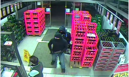 Zwei Männer überfielen den Getränkemarkt in Vienenburg. Nun konnten sie festgenommen werden. Foto: Polizei 