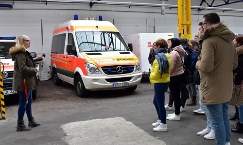 Leiterin des Johanniter-Ehrenamtes in Salzgitter Sarah Hornburg (links) klärt 26 Auszubildende des Pflegezentrums Goslar über den Katastrophenschutz auf. Foto: Valea Schweiger/ Johanniter.