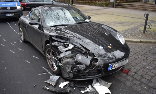 Der auffahrende Wagen war nicht mehr fahrbereit und musste abgeschleppt 
werden. Foto: Polizei