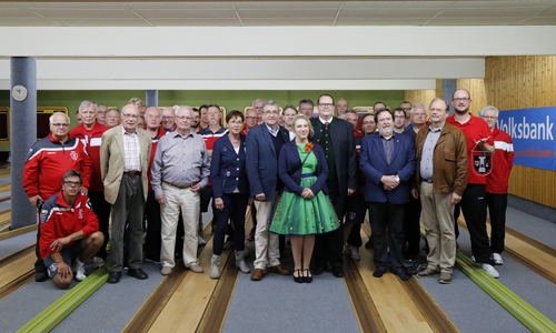 Zum Tag der Deutschen Einheit trafen sich die Bürgermeister aus Wolfenbüttel und Blankenburg in der Lessingstadt.Die Kegler aus Blankenburg und Wolfenbüttel treffen sich seit 28 Jahren regelmäßig zum sportlichen Vergleich. Fotos: Raedlein