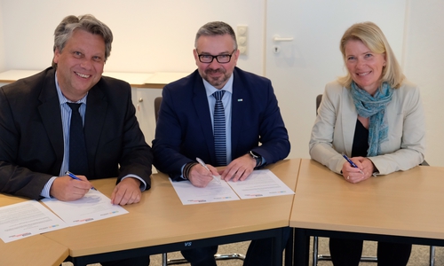 Professorin Dr. Ingrid Siebrecht, Fachbereichsleiter Frank Dreßler und HAWK Präsident Dr. Marc Hudy (von rechts) unterzeichneten heute Vormittag den Kooperationsvertrag im Goslarer Kreishaus. Foto: Landkreis Goslar