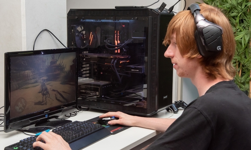 Der 21-jährige Christian Nuglisch spielt Monster Hunter World. Fotos: Tanja Bischoff