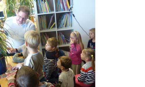 Marcus Bosse las den Kindern der KiTa vor. Foto: privat