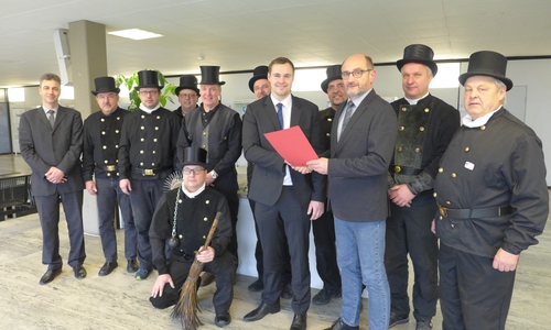 Fachdienstleiter Achim Zöfelt (3. von rechts) überreichte Mario Wachsmuth (5. von rechtes) die Bestallungsurkunde. Foto: Stadt Salzgitter