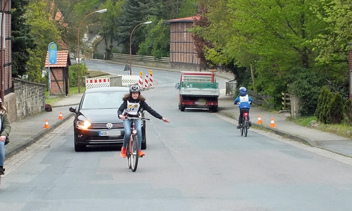 Teilnehmer der Radfahrprüfung 2017 im öffentlichen Verkehrsraum. Foto: Kreisverkehrswacht Helmstedt