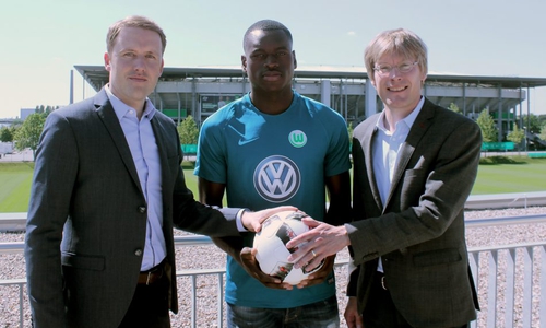 Kommt vom belgischen Erstligisten KV Oostende: Toptalent Nany Landry Dimata (Mitte) mit VfL-Geschäftsführer Dr. Tim Schumacher (rechts) und VfL-Sportdirektor Olaf Rebbe. Foto: VfL Wolfsburg