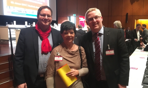 Regina Bollmeier gemeinsam mit Marcus Bosse MdL (links) und Falk Hensel auf dem SPD-Bezirksparteitag in der Stadthalle Braunschweig. Foto: Privat