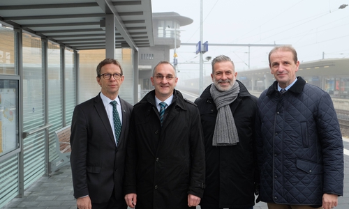 Machten sich ein Bild von den fertig gestellten Bahnsteigen am Wolfsburger Hauptbahnhof: Oberbürgermeister Klaus Mohrs (v.l.), Marco Schlott, Uwe Seel vom Bahnhofsmanagement der DB AG Station & Service, Hennig Brandes, Verbandsdirektor des Zweckverbandes Großraum Braunschweig.
Foto: Zweckverband Großraum Braunschweig