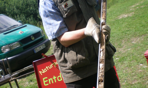 Ein Bohrkern aus der Erdvergangenheit: Mit speziellen Erdsonden wird vor den staunenden Augen der neugieren Zuschauer ein Stück Erdgeschichte aus dem Verborgenen ans Tageslicht gebracht.