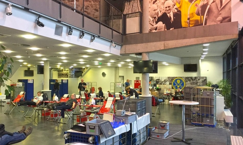 Besonderes Ambiente für die Blutspendeaktion: Eintrachts VIP-Lounge. Foto: Frank Vollmer