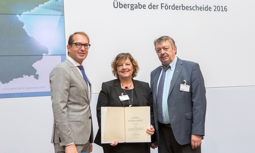 Von links: Bundesminister Alexander Dobrindt, Daniela Krier, Stabsstelle EU-Förderung der Stadt Wolfsburg, und Günter Lach (MdB). Foto: BMVI
