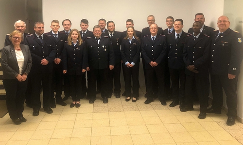 Vordere Reihe: Edelgard Hahn, Norman Dunkel, Carolin Rosemeyer, Hans-Jürgen Wolter, Lenja Thürmann, Mathias Scheler, Kevin Scheler, Jalal Daoud, Ralf-Holger Niemann. Hintere Reihe: Helmut Bauwe, Tom Müller, Jonas Rosemeyer, Marc Müller, Ralf Sprang, Kai Wolter, Justin Friese, Bodo Anders, Steffen Rott, Andreas Busch (v. li.). Foto: Feuerwehr Flechtorf