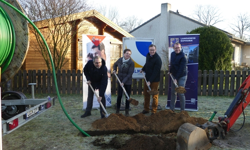 Setzten den ersten Spatenstich für den Breitbandausbau in Behren: Andreas Taebel (v.l.), Samtgemeindebürgermeister Hankensbüttel, Christiane Fromhagen, Bürgermeisterin Sprakensehl, Landrat Dr. Andreas Ebel und Staatssekretär Stefan Muhle.
Foto: Landkreis Gifhorn