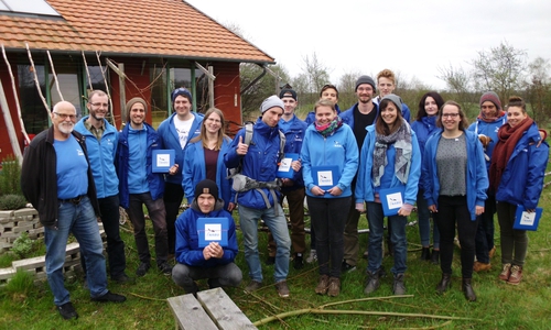 Erster Vorsitzender, Gerhard Braun (1. vl) und stellvertretender Vorsitzender, Florian Preusse (2. vl) des NABU KV Gifhorn, Mitarbeiterin Doris Plenter (5.v.l) und Marlies Gräwe (3. v.r) von der NABU-Regionalgeschäftsstelle Südost-Niedersachsen  werden durch ein junges Werbeteam unterstützt. Foto: Marlies Gräwe