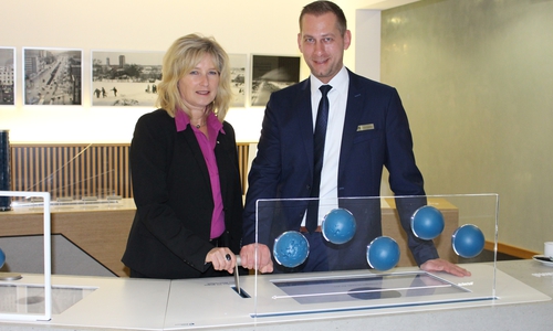 Als Anleger müsse man "den Hebel" umlegen und aktiv werden. Claudia Kayser und Klaus Pudelko stellten heute die neue Erlebnisausstellung vor. Fotos: Eva Sorembik