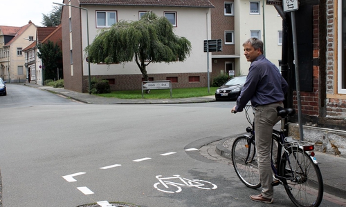 Dirk Stein-Bosse testet die für Radfahrer in Gegenrichtung freigegebene Einbahnstraße Bötticherstraße. Foto: Stadt Helmstedt