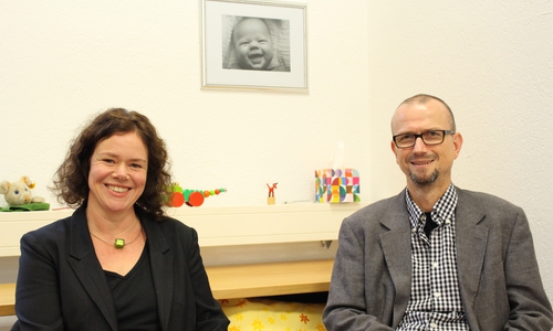 Die neue Mitarbeitern Annette Scheffer, Beraterin für Eltern mit Säuglingen und Kleinkindern und Jörg Hermann, Leiter der Beratungsstelle für Eltern, Kinder und Jugendliche im neuen Beratungsraum. Fotos: Max Förster