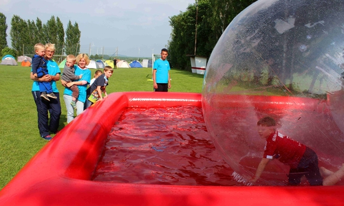 Bei den Wasserlaufbällen. Fotos: Bernd-Uwe Meyer