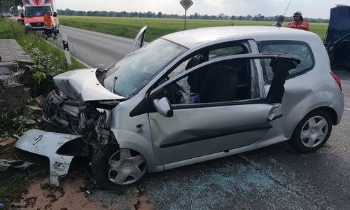 Die Fahrerin war mit ihrem Renault Twingo gegen eine Mauer geprallt. Foto: aktuell24/Kr