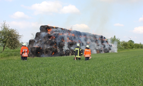 Die Feuerwehr entschied sich das Feuer kontrolliert abbrennen zu lassen. Foto: FFW Hohenhameln