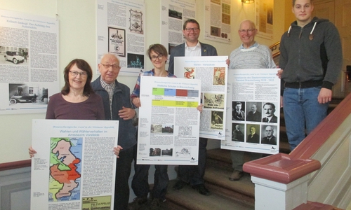 Beim Abhängen der Weimarausstellung halfen viele mit. Im Bild von links. Annegrit Helke, Dieter Lorenz, Anna Lamprecht, Marco Kelb , Harald Schraepler und Lennart Wenzel. Foto: Dieter Lorenz