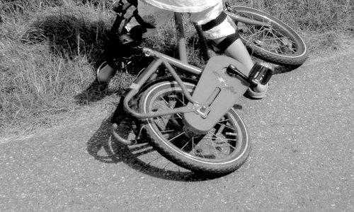 Zwei Kinder waren mit ihrem Fahrrad unterwegs, als sie fast von einem Auto erfasst wurden. Symbolfoto: Pixabay