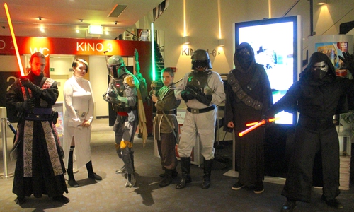 Warteten gespannt auf Episode 8: Der Star-Wars-Fanclub „Northern Outpost". Foto: Nick Wenkel
