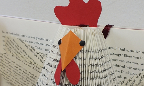Aus alten ganzen Büchern oder einzelnen Seiten wird zum Thema „Frühjahr und Ostern“ Dekoratives hergestellt. Foto: Stadt Peine