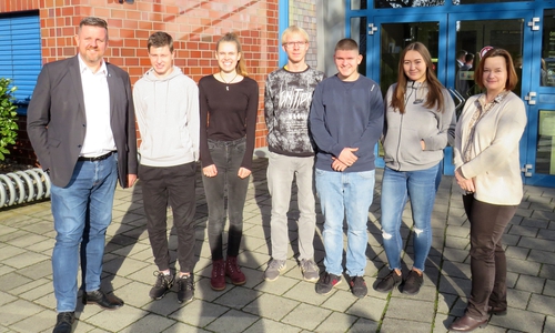 Gemeindebürgermeister Andreas Busch, die Bufdis Jan Ilsemann, Lisanne Kramer, Alexander Lenke, Jan Rybakowski und Angelina Kolodin und Fachbereichsleiterin Nicole Behlendorf (v. li.). Foto: Gemeinde Lehre
