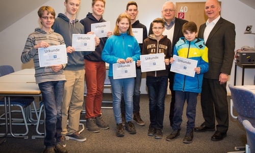 Schulsieger Sebastian Löbbecke mit den anwesenden Klassensiegern Robert Waltner, Timm Ottenberg, Katrin Schaper, Josel Huch, Jona Kantner, den betreuenden  Lehrer Klaus Hantelmann, David Vereshko und Schulleiter Hartmut Frenk nach der Siegerehrung. Foto: Linus Traber