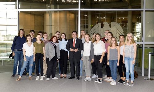 Den Jugendlichen wurde vom Minister der Bundestag gezeigt. Foto: Bundesregierung / Volker Schneider