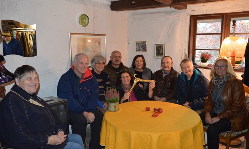 Im Bild das Team des bunten Ladens präsentiert den Gratulanten die gemütliche Sitzecke. Text/Foto: Richert