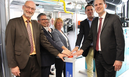 Weihen gemeinsam das Energie Effizienz Quartier Lindenhof ein (v.l.): Stadtwerke-Geschäftsführer Rainer Trotzek, GWG-Vorstände Andreas Otto und Regine Wolters, Gifhorns Bürgermeister Matthias Nerlich und Olaf Koschnitzki, Geschäftsführer Stadtwerke Gifhorn. Foto: Eva Sorembik