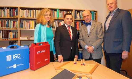 Griseldis Zürner (Leitung Physiotherapie IGN), Dr. Michael-Mark Theil (Chefarzt/Leitung IGN), Dr. Wolfgang M. Müller (Vorstand Hans und Helga Eckensberger Stiftung), Henning Michels (Leitung Psychologischer Dienst IGN) bei der Spendenübergabe. Foto: Stiftung Neuerkerode 