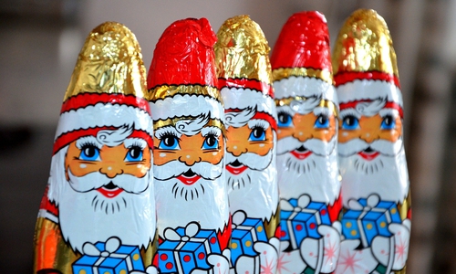 Die Linke in Goslar verschenkt 150 Schokoladenweihnachtsmänner an alle Kinder auf dem Jürgenohler Marktplatz. Symbolfoto: Pixabay