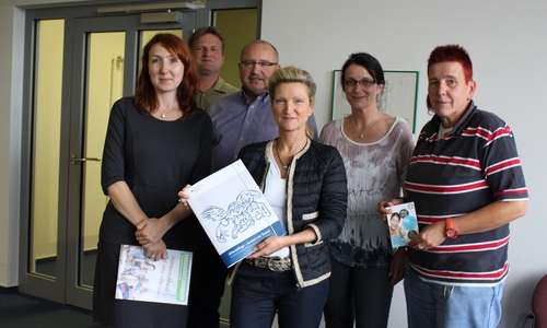 Mitglieder der Pflegekonferenz des Landkreises Wolfenbüttel. Von links: Olga Schell (Geschäftsführerin Sozialstation Wolfenbüttel, Hauspflegeverein e. V.), Thomas Knäpper (Bundesamt für Familie und zivilgesellschaftliche Aufgaben), Ralf Harmel (Pflegedirektor, Städtisches Klinikum), Ellen Arndt (Arbeiterwohlfahrt), Martina Kühnel (Geschäftsführerin Socius-Curandi) und Sabine Resch-Hoppstock (Heimleitung, Seniorenbetreuung Schloß Schliestedt). Foto: Max Förster