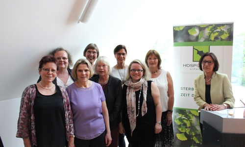 Ewa Klamt (rechts), Vorsitzende des Hospizvereins Gifhorn, dankte den neuen ehrenamtlichen Begleitern für ihre Bereitschaft, diese Aufgabe zu übernehmen. Foto: Sandra Zecchino