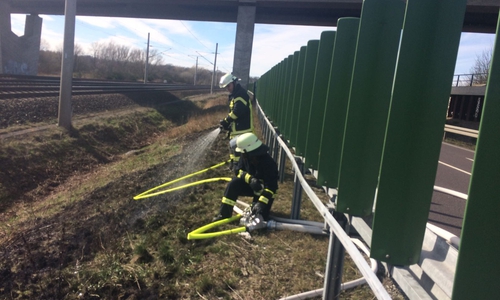 Der Böschungsbrand an der B 188 konnte schnell gelöscht werden. Fotos: Mirko Wogatzki/ Freiwillige Feuerwehr der Samtgemeinde Velpke