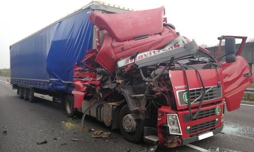 Der Fahrer des LKWs konnte selbständig aus der Kabine klettern. Foto/Video: Aktuell 24