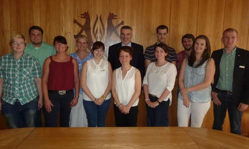 v.l.n.r.: Sina Sternberg, Christian Rühling, Susanne Hellwig, Catarina Buchholz, Patricia Böddecker, Heleen Data, Erster Kreisrat Henning Heiß, Monique Bufe (Personalwesen/Ausbildung), Dennis Fischer, Gérôme Schmidt, Ann-Marie Grote, Toni Bieband (Personalratsvorsitzender). Nicht auf dem Bild sind Kristin Köhricht und Henning Diederichs. Foto: Landkreis Peine
