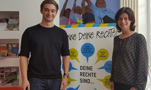 Bereits in seiner Facharbeit in der Schule hat sich Lukas Figge intensiv mit dem Aktionsplan „Kinderfreundliche Kommune“ auseinandergesetzt. Foto: Stadt Wolfsburg