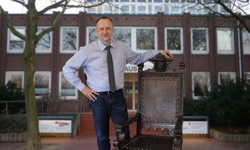 Bürgermeister Saemann freut sich über den kunstvollen Stuhl. Fotos: Stadt Peine