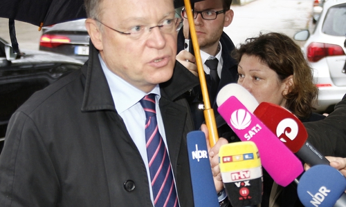 Stephan Weil besuchte am Vormittag die Landesaufnahmebehörde in Kralenriede. Fotos: Robert Braumann/Siegfried Nickel