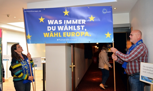  Unter diesem Banner betraten die Besucher das Forum.