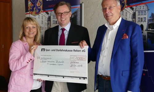 Rainer Wendorff (Geschäftsführer und Verleger, neomediaVerlag GmbH, rechts im Bild) übergibt den Scheck in Höhe von 1.000 Euro an Landrat Dr. Andreas Ebel und Karin Single (Ehrenamtliche Mitarbeiterin von der Initiative "Kinder brauchen Zukunft...im Landkreis Gifhorn"). Foto: Landkreis Gifhorn 