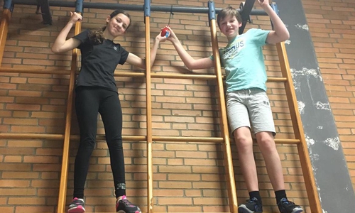 Jannek und Annika bei ihrem Parkourlauf. Foto: Daniel Teevs