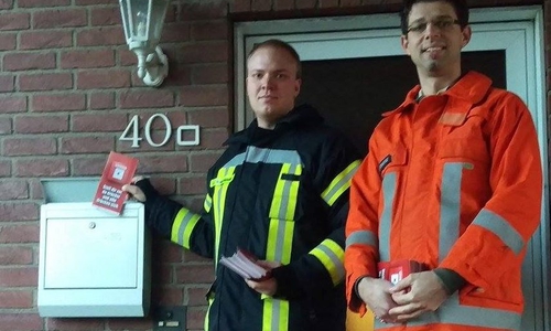 Jan Behrendt und Alexander Sonntag verteilte rund 120 Flyer, um neue Mitglieder zu gewinne. Foto: Feuerwehr Klein Brunsrode