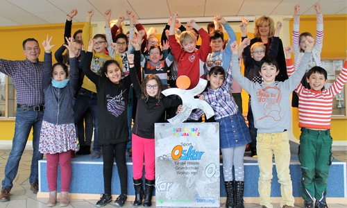 Claudia Kayser (rechts), Botschafterin von United Kids Foundations und Leiterin Direktion Wolfsburg der Volksbank BraWo, Klassenlehrerin Britta Mann (oben links, verdeckt), Jochen Castringius (links), Rektor der Förderschule. Foto: Volksbank BraWo
