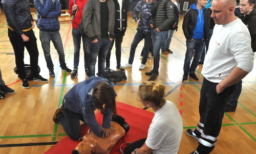 Die DRK-Notfallsanitäter Martin Losse (rechts) und Eileen Neumann (knieend links daneben) zeigten den Ostfalia-Erstsemestern die Herzdruckmassage. Foto: DRK