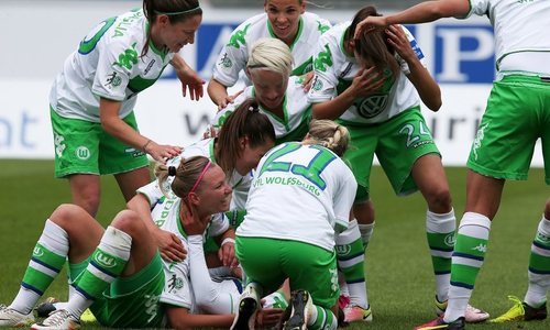 Feiern nach 0:2-Debakel in der Champions League gegen Lyon: VfL Frauen setzen in Duisburg ihre Siegesserie in der Bundesliga fort. Symbolfoto: Agentur Hübner